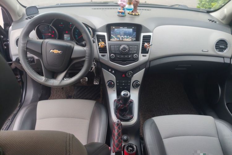 Used Chevrolet Cruze 2013 1.6L SE MT Center Console