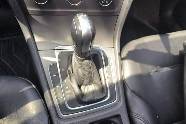 Used Volkswagen Golf 2016 230TSI Automatic Comfort Version Gear Lever