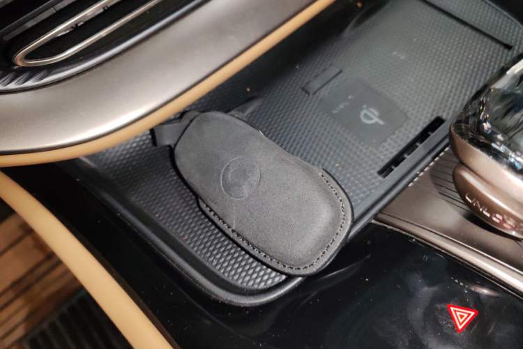 Used Denza D9 2024 EV 600 Four-Wheel-Drive Flagship Model
