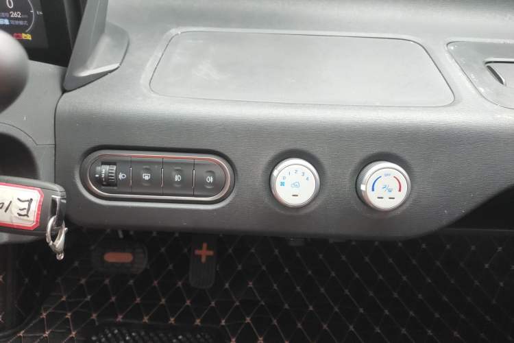 Used Baojun E100 2019 250KM Smart Drive Edition Audio And AC Panel