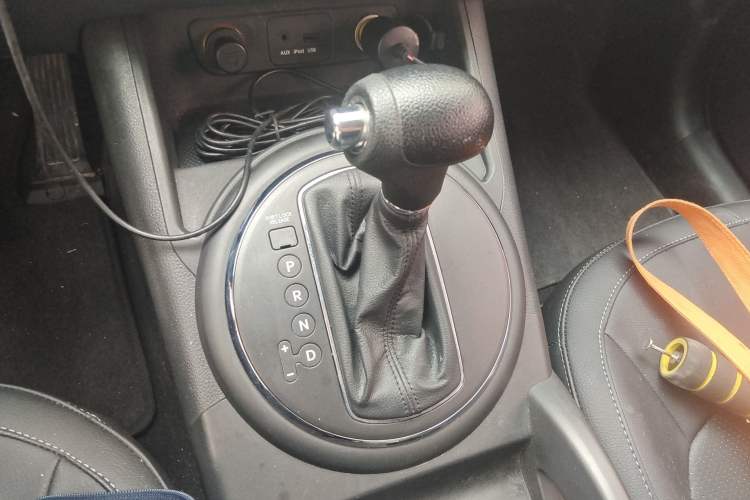 Used Kia Sportage R 2012 2.0L Automatic Two-Wheel Drive GL Trim Gear Lever