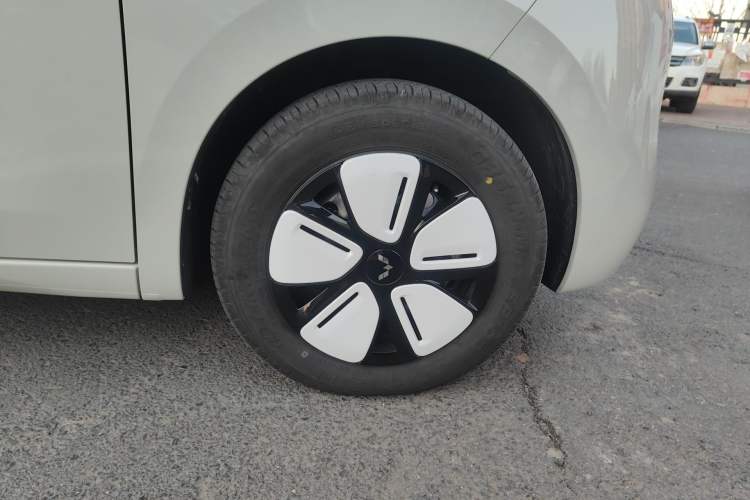 Used Wuling Hongguang MINIEV 2025 Four-Door Version Advanced Edition Right Front Wheel Hub