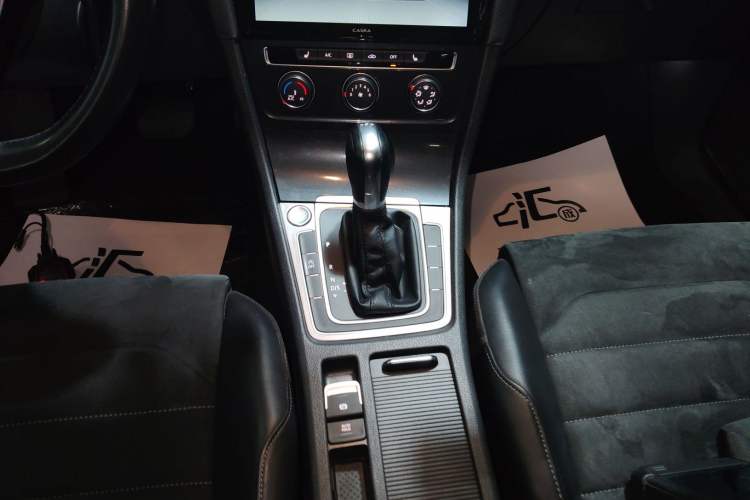 Used Volkswagen Golf 2018 230TSI Automatic Comfort Model Gear Lever