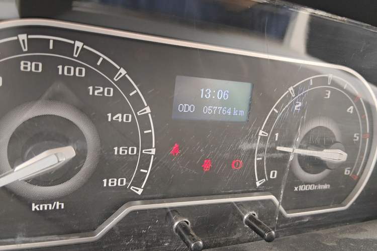 Used SAIC MAXUS Xintu V80 2018 2.5T 6-speed manual Aoyuntong short-wheelbase ultra-low roof 5- or 6-seat model