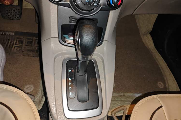 Used Ford Fiesta 2013 Sedan 1.5L Automatic Fashion Edition Gear Lever