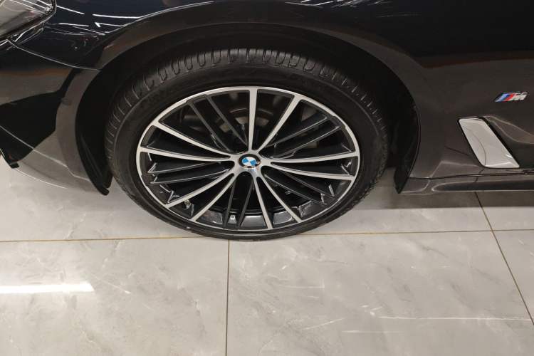 Used BMW 5 Series 2023 530Li Leading Model M Sport Package Left Front Wheel Hub