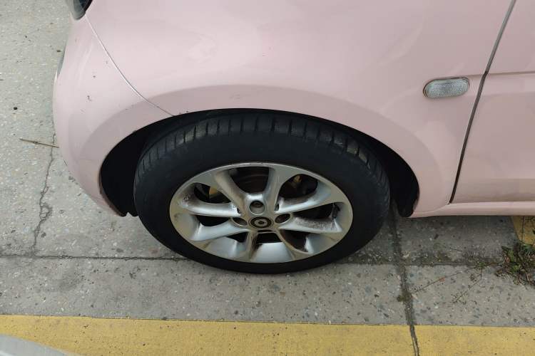 Used smart fortwo 2015 1.0L 52 kW hardtop Dynamic version Left Front Wheel Hub