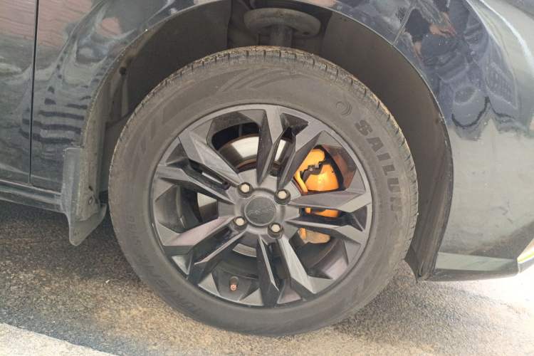 Used Dongfeng Aeolus Yixuan 2023 Mach Edition 1.5L Automatic Chasing Wind Version Right Front Wheel Hub