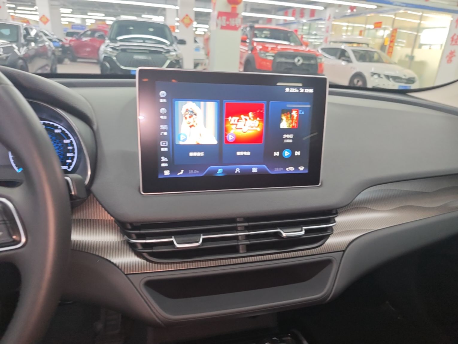 Hongqi E-QM5 2023 Revised Version Basic Travel Edition — снимка 15