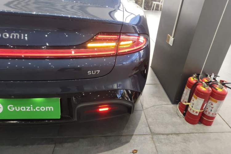 Used Xiaomi Auto SU7 2024 Rear-Drive Long-Range Intelligent Driving Version Right Rear Taillight