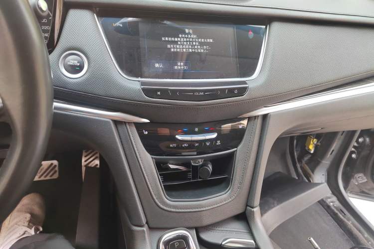 Used Cadillac XT5 2018 28T Four-Wheel Drive Luxury Model Audio And AC Panel