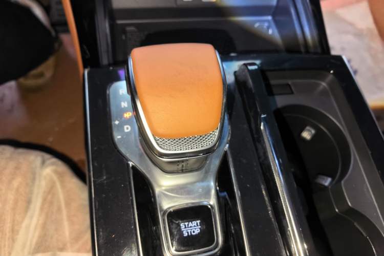 Used Hongqi H9 2025 Model Facelifted 2.0T Two-Wheel Drive Flag-Style Private Enjoyment Fashion Edition, 5 Seats
