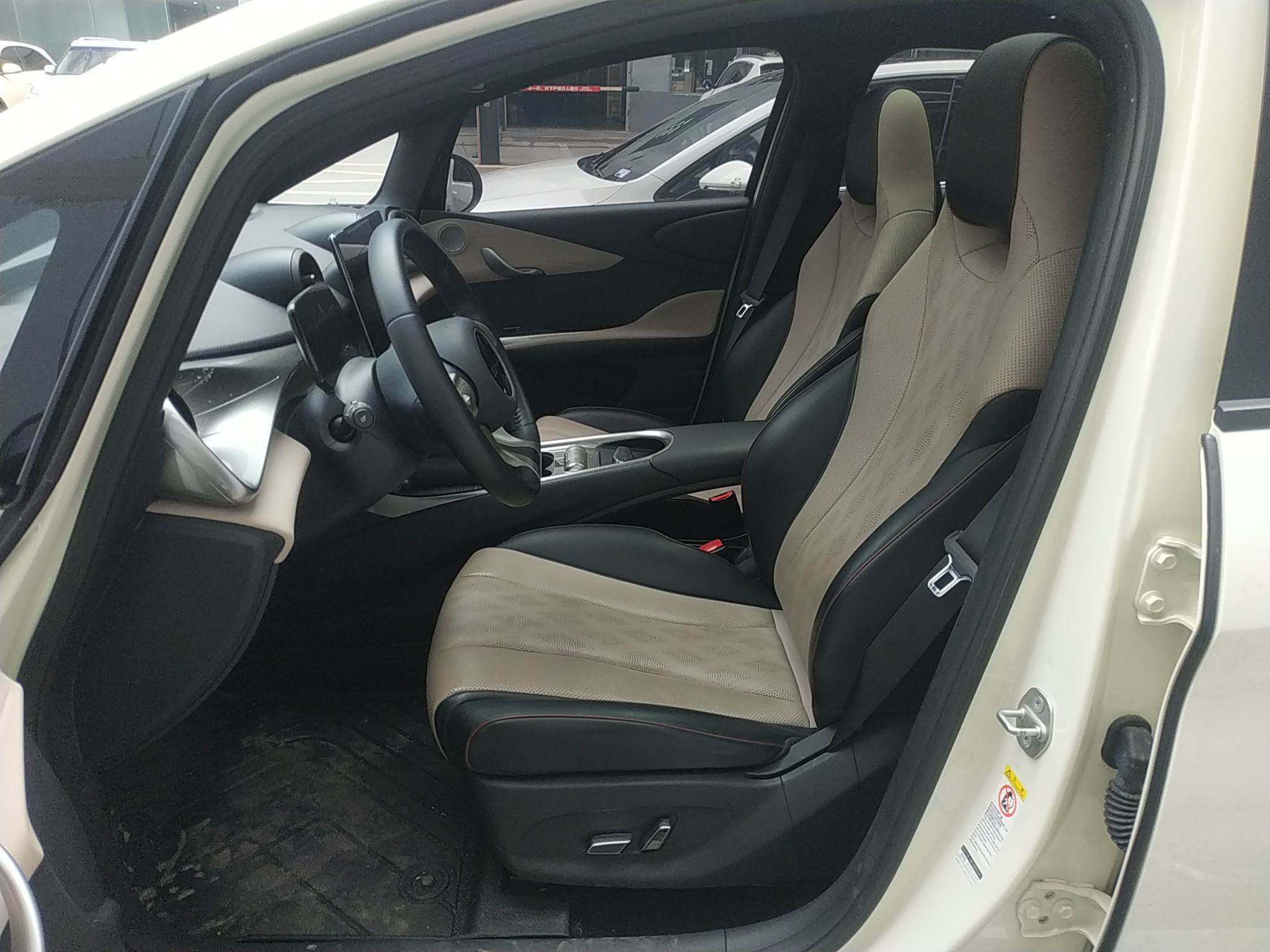 المقاعد الأمامية داخل السيارة