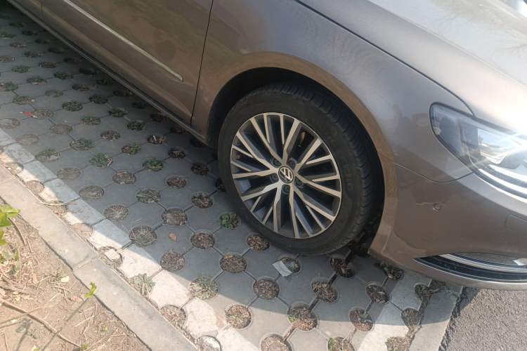 Used Volkswagen FAW-Volkswagen CC 2013 2.0 TSI Ultimate Model Right Front Wheel Hub