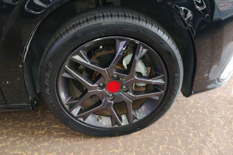 Used Dongfeng Aeolus Yixuan 2022 230T Automatic Adaptive-Beam Knight Edition Right Front Wheel Hub