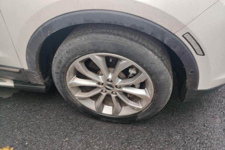 Used Lincoln MKC 2017 2.0T Two-Wheel-Drive Luxury Edition Right Front Wheel Hub