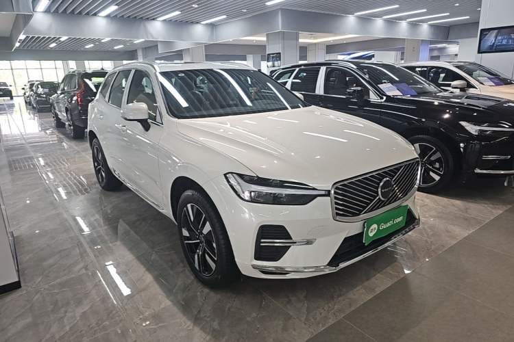 Used Volvo XC60 2026 B5 4x4 Smart Luxury Edition Front Right 45 Deg