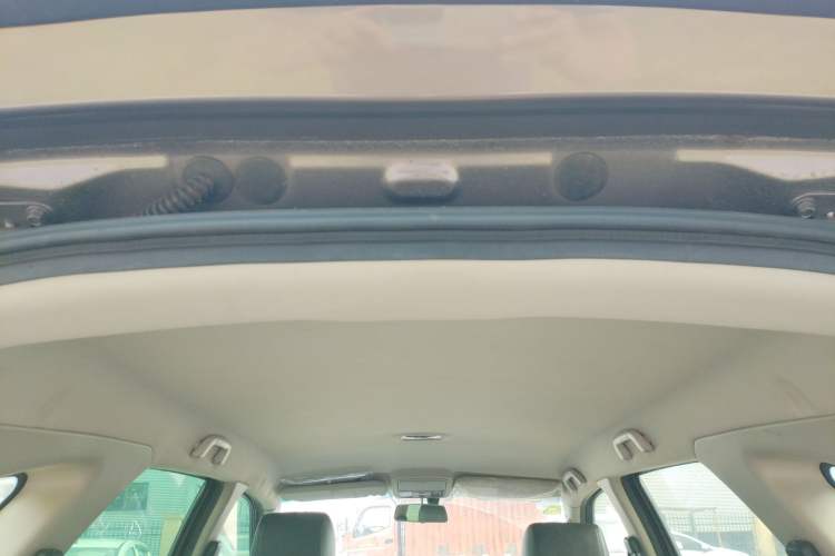 Used JMC Yusheng S350 2013 2.4T Automatic 2WD Diesel Luxury Edition 5 Seats Headliner