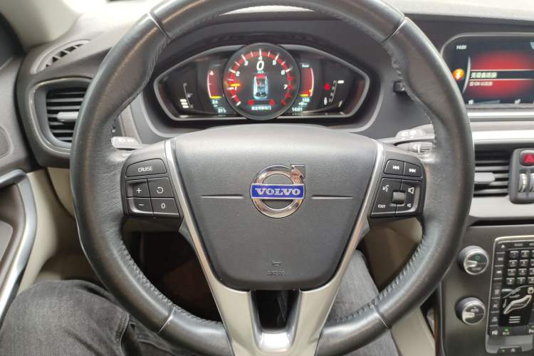 Used Volvo V40 2015 1.6T Zhiya Edition
