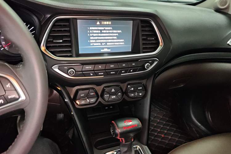 Used GAC Trumpchi GS4 2017 235T Automatic Two-Wheel Drive Luxury Smart Connectivity Version Audio And AC Panel