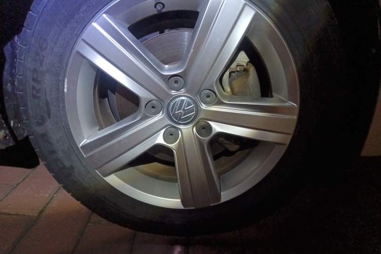 Used Volkswagen Golf 2016 230TSI Automatic Comfort Version Right Front Wheel Hub