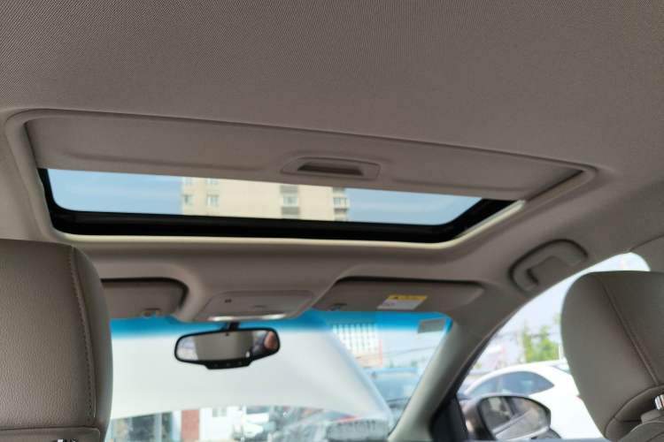 Used Buick GT 2019 15T Dual-Clutch Connected Elite Model China VI Headliner