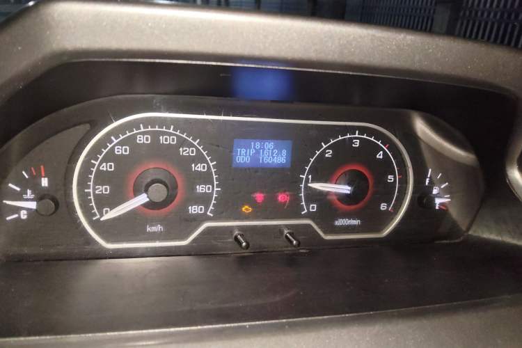 Used SAIC MAXUS Xintu V80 2014 2.5T Aotuntong Short Wheelbase Mid-Roof Model