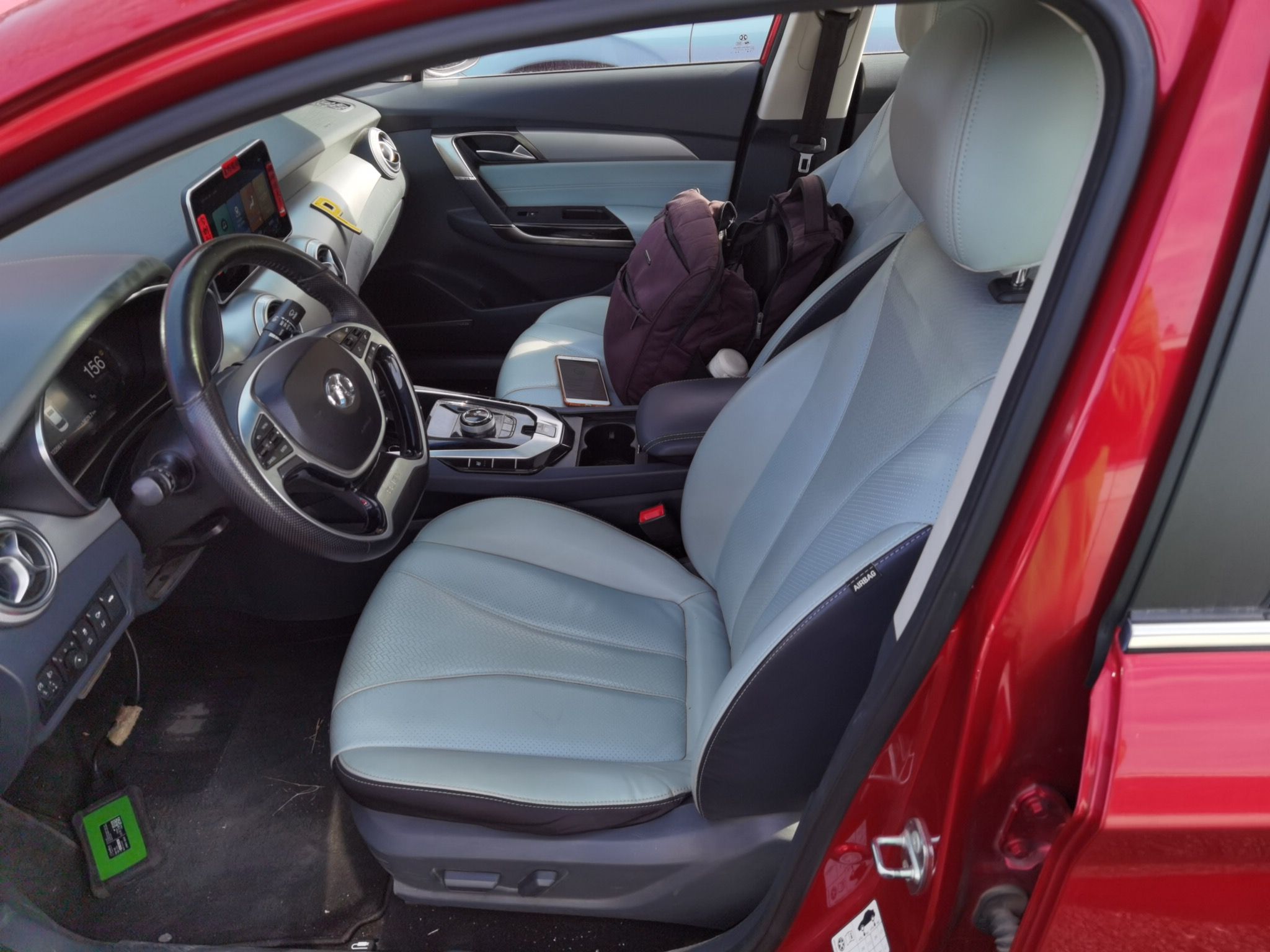 Переднее сиденье в автомобиле