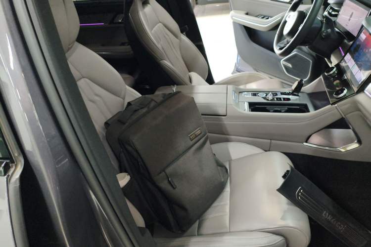 Used Lynk & Co 09 EM-P 2023 2.0TD EM-P Long-Range Version PM 7-Seater Right Front Seat