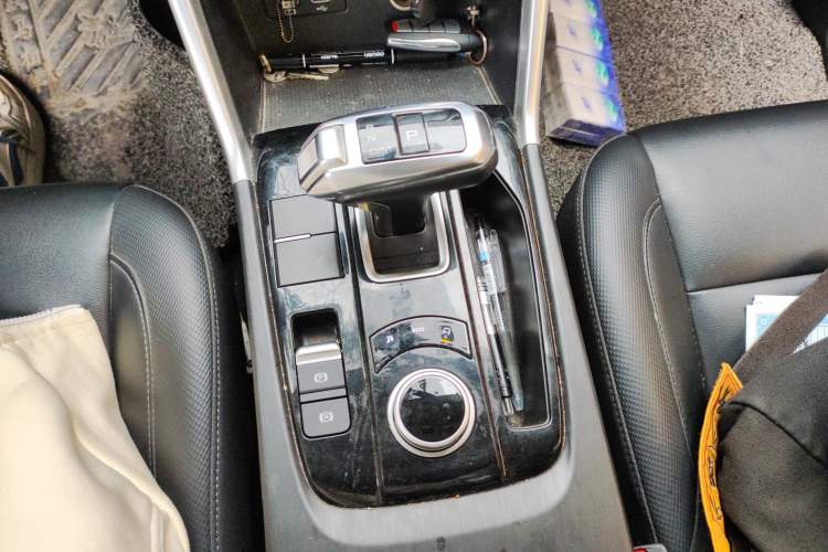 Used Great Wall Poer 2021 2.0T Commercial Version Automatic Diesel Two-Wheel Drive Elite Trim with Long Bed – GW4D20M Gear Lever