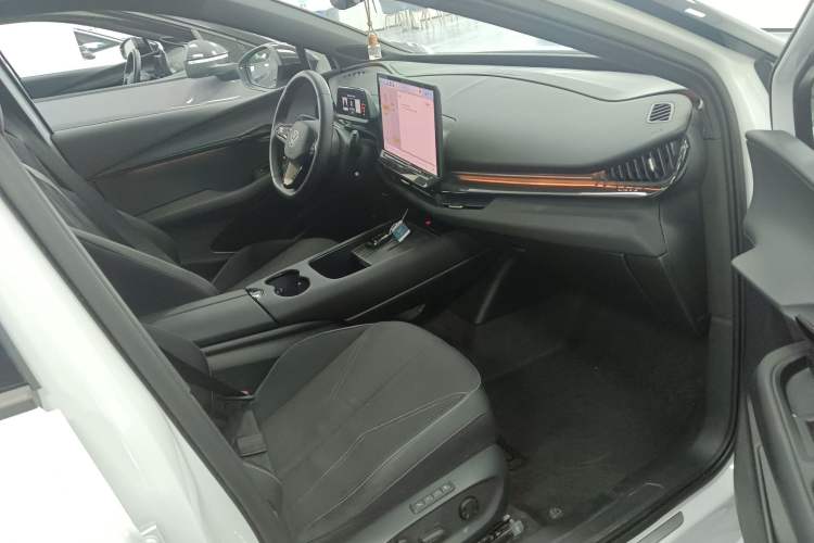 Used Volkswagen ID.UNYX 2024 Pro Long-Range Version Right Front Seat