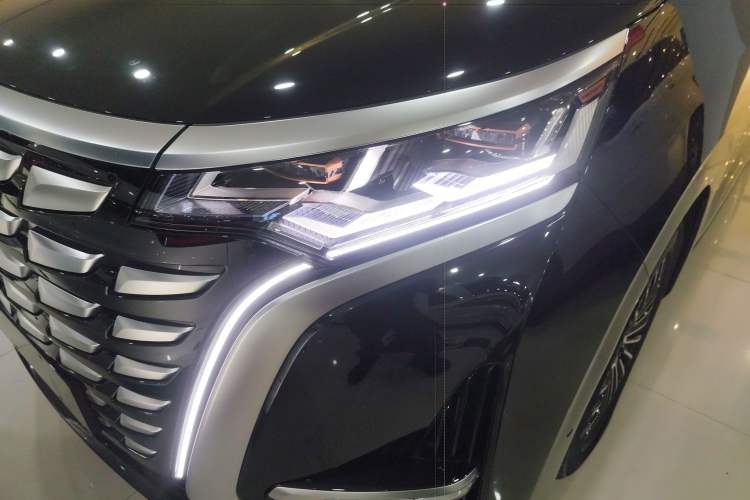 Used Denza D9 2022 DM-i 970 Four-Wheel Drive Flagship Model Left Front Headlight