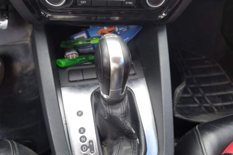 Used Volkswagen Sagitar 2014 Revised Version 1.4TSI Automatic Luxury Edition Gear Lever