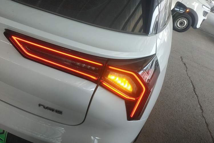 Used Geometry E Firefly 2024 401 km Fluorescent Exterior 6