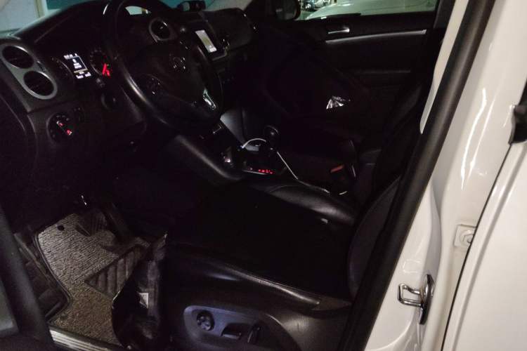 Used Volkswagen Tiguan 2015 2.0 TSI Automatic All-Wheel Drive Luxury Edition Left Front Seat