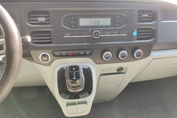 Used JMC Fushun 2025 2.0T 8AT Diesel Mid-Roof Mid-Height Commercial Multi-Purpose 7-Seater Passenger Vehicle