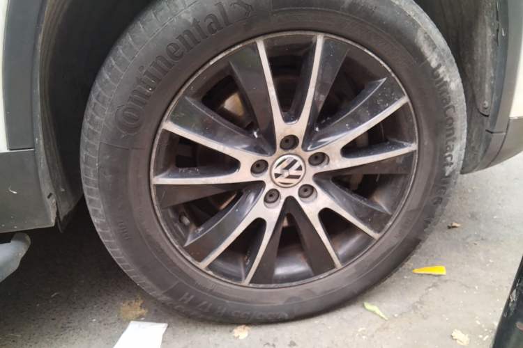 Used Volkswagen Tiguan 2015 1.8TSI Automatic All-Wheel-Drive Luxury Model Right Front Wheel Hub