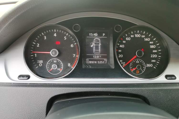 Used Volkswagen Magotan 2016 1.8TSI Smart Comfort Model Odometer Close Up