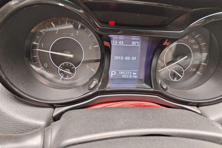 Used JMC Yusheng S350 2013 2.4T Automatic 2WD Diesel Ultra-Luxury 7-Seater Odometer Close Up