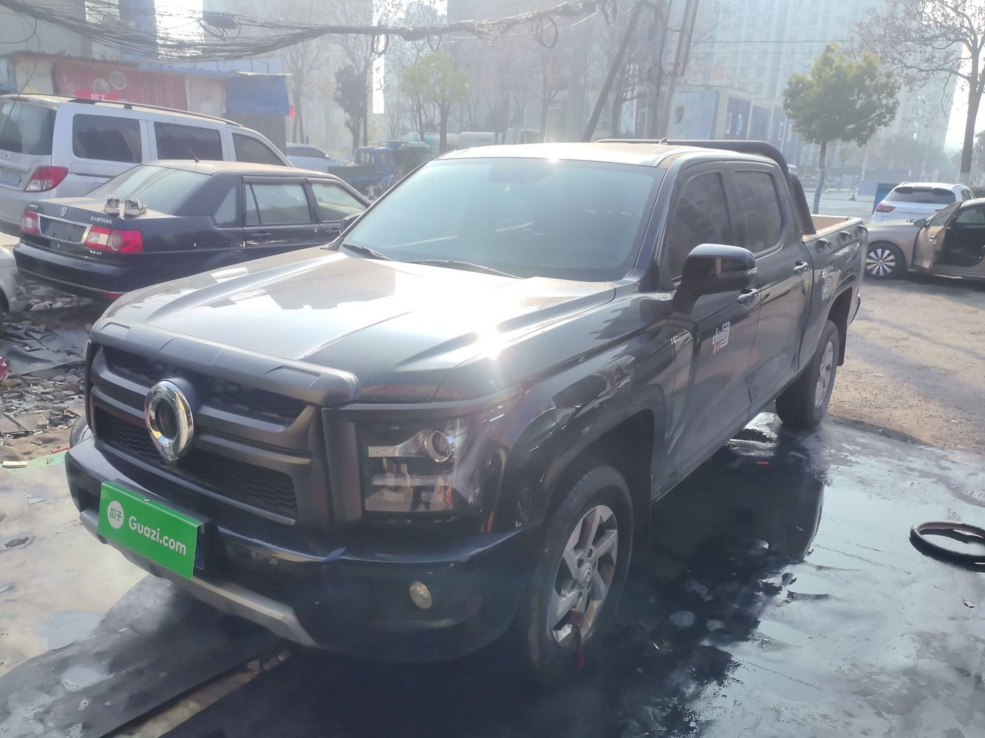 Под передней частью автомобиля