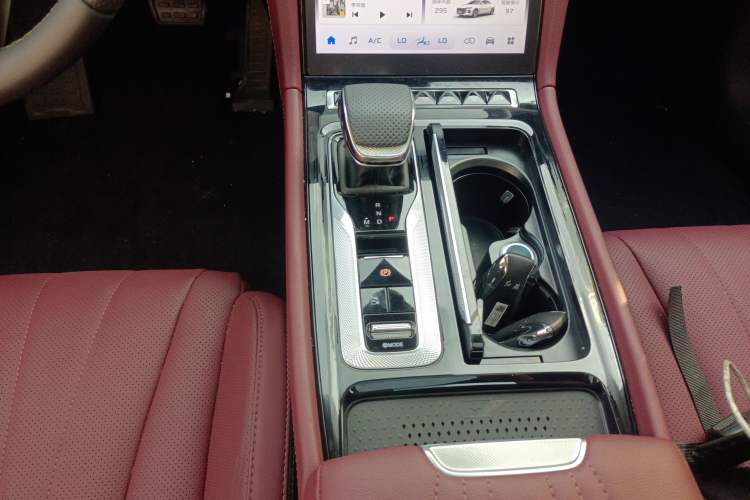 Used Hongqi H5 2025 2.0T Automatic Flag Edition – 500 000 Units Commemorative Version
