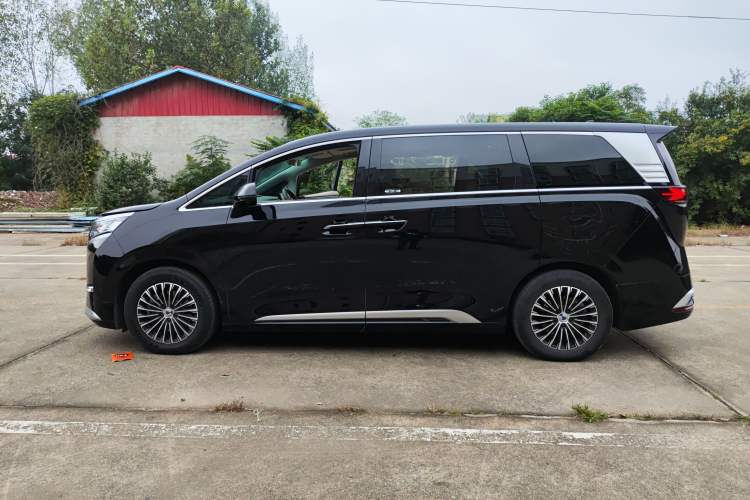 Used Denza D9 2022 DM-i 1040 Prestige Model Exterior 3