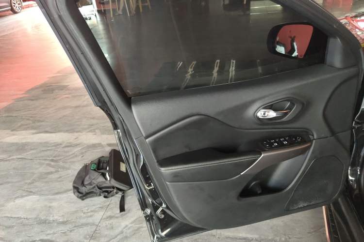 Used Jeep Cherokee 2019 2.0T Four-Wheel Drive Exploration Edition + Autonomous Driving Smart Package China V