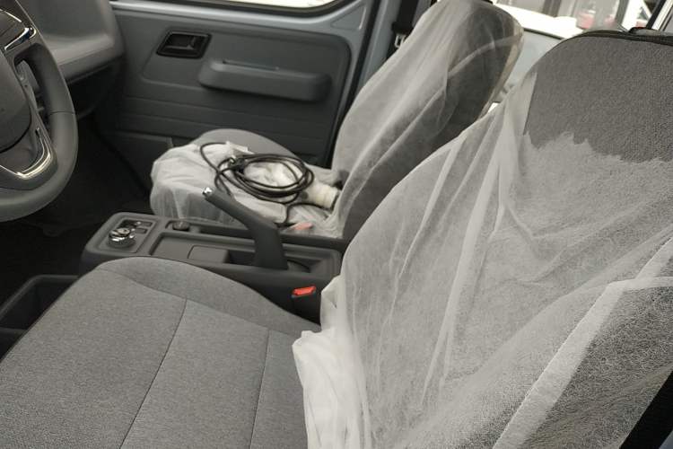 Used Wuling Yangguang 2024 300KM Comfort Version Passenger Van 75kW
