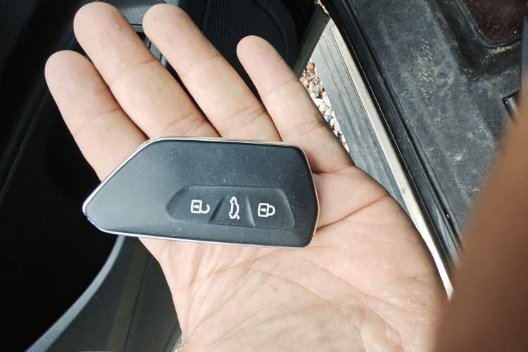 Used Volkswagen Tavendor 2024 380TSI All-Wheel-Drive R-Line Cruise Premium Edition Vehicle Key