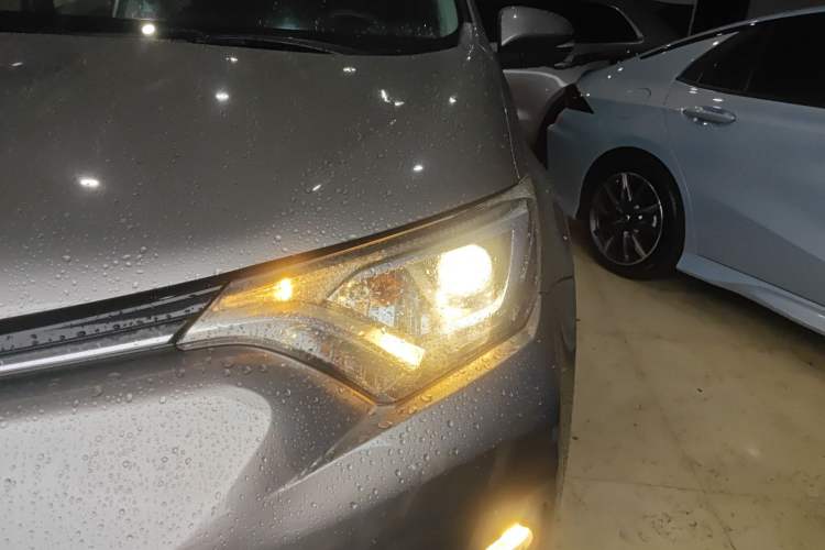 Used Toyota RAV4 2016 2.0L CVT Two-Wheel Drive Fashion Edition China V Standard
