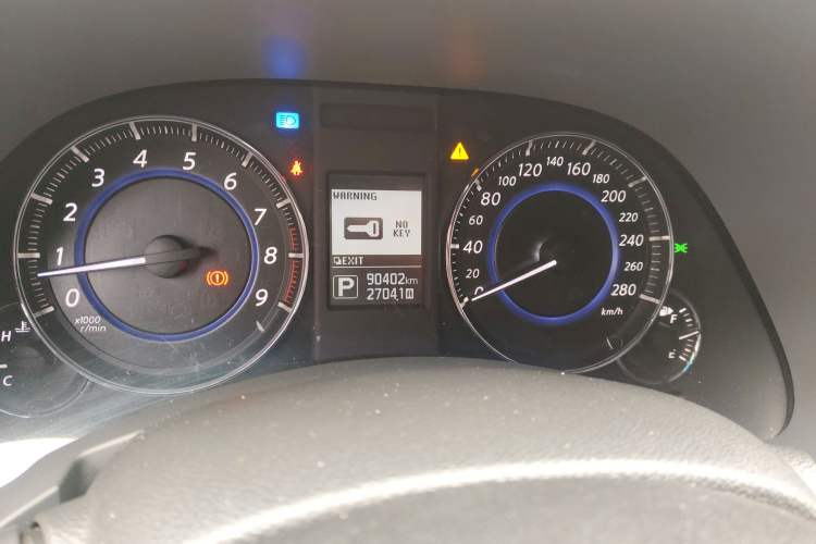 Used Infiniti QX70 2015 3.7L Shadow Edition Odometer Close Up