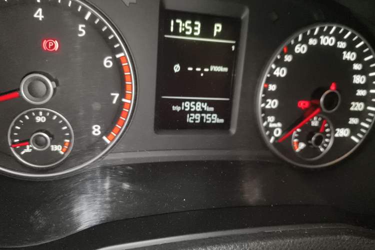 Used Volkswagen Passat 2015 1.4TSI DSG Prestige Edition Odometer Close Up