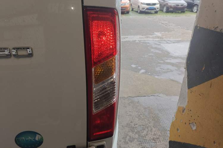 Used SAIC MAXUS Xintu V80 2023 2.0T AMT Classic Aoyuntong Short Wheelbase Ultra-Low Roof 5/6-Seater Right Rear Taillight