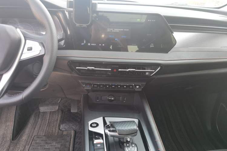 Used CHANGAN OSHAN X7 PLUS 2022 1.5T Blue Whale Edition Automatic ZhiZun Model Audio And AC Panel